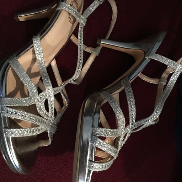 IM Vilina Silver Size 8 Wedding, Dinner, Dress Shoes Low Heel NEW - Picture 2 of 7